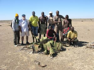 Equipe de estudantes de antropologia da UAN e os pastores do Namibe com o prof. Samuel Rodrigues Aço. Pesquisa de campo 2008. (Foto: Teresa Aço)